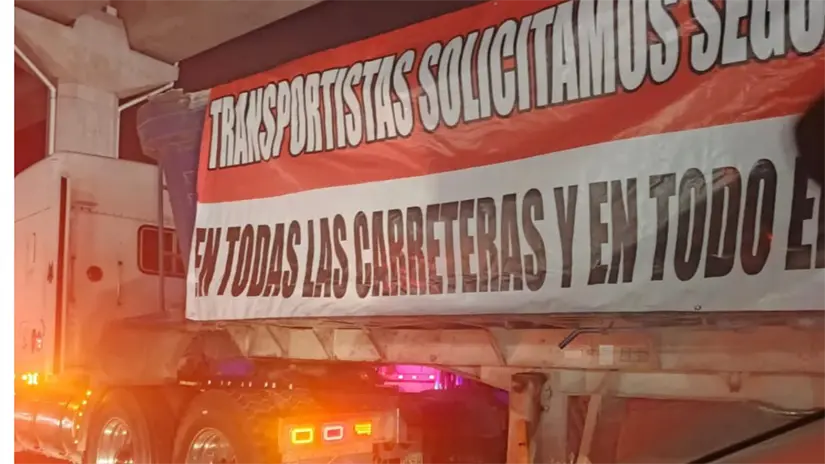 Trailer bloqueando en la México-Toluca a la altura de las Plazas Outlet Lerma | FOTO:  X( Mari C. Rodriguez )