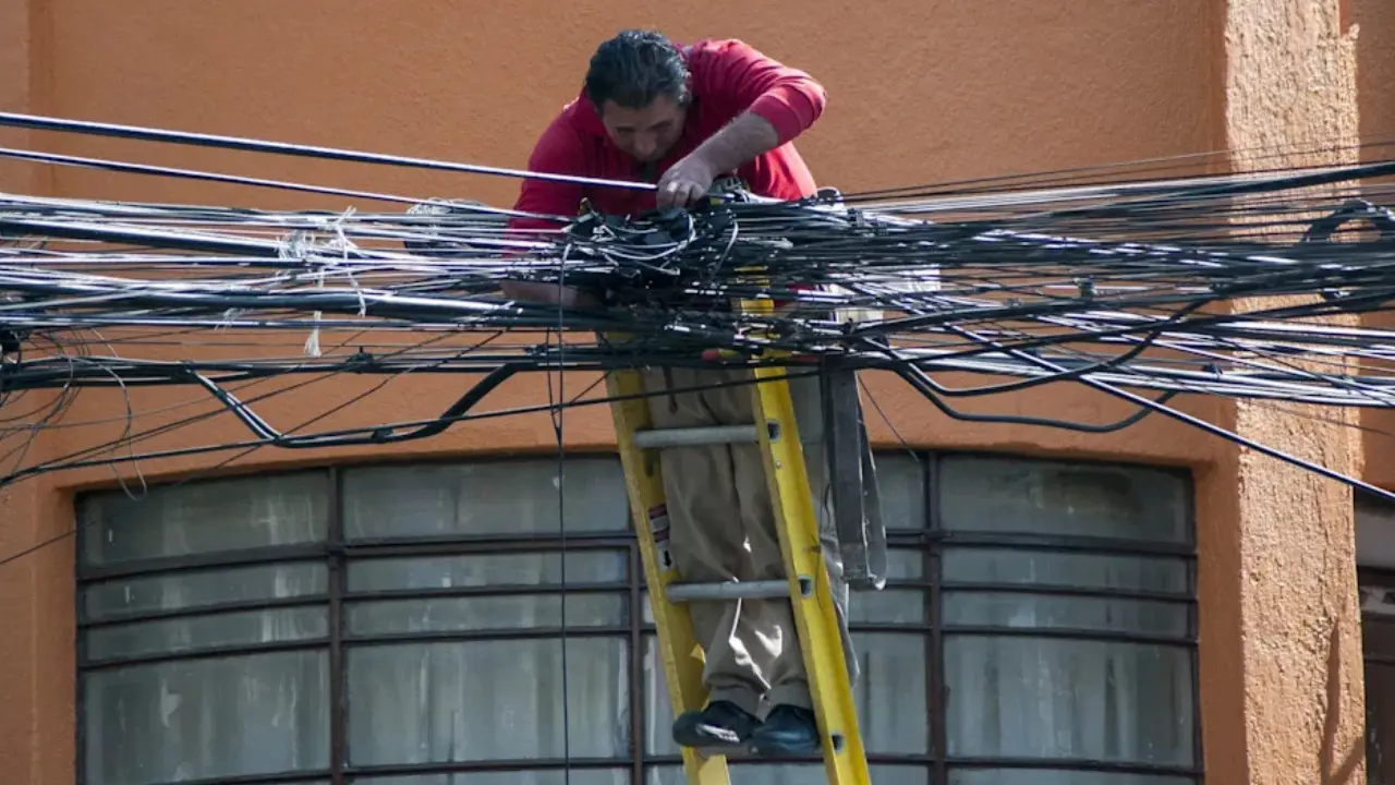 Retiro de cables en vialidades que su uso era  para el internet en Quéretaro, señal, televisión, FOTO: Imagen ilustrativa de Canva