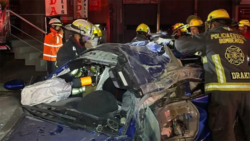 Bomberos de Puebla arribaron para atender el accidente. Foto: Carlos Rocha