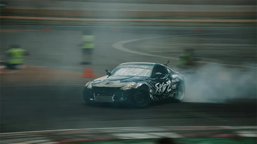 Coche en carrera. Foto: Canva