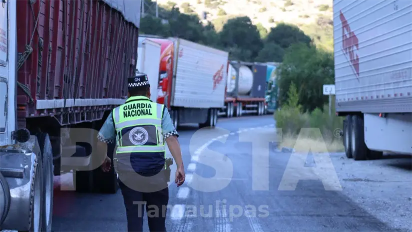 Así apoyo Guardia Nacional con 20 niñas que quedaron varadas por accidente en Palmillas. FOTO | POSTA