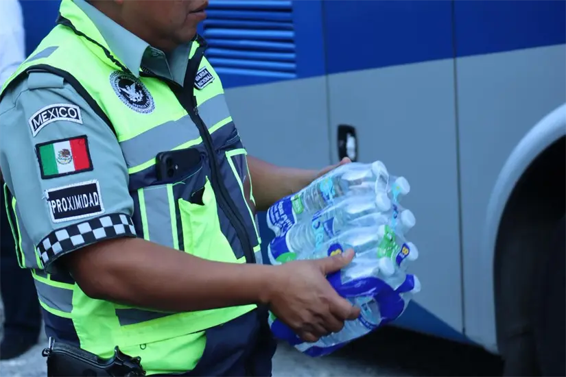 Así apoyo Guardia Nacional con 20 niñas que quedaron varadas por accidente en Palmillas. FOTO | POSTA