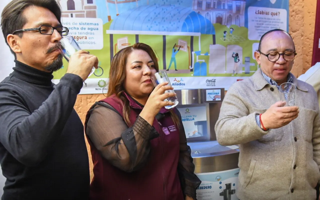 El sistema instalado en la Casa de Cultura de Zinacantepec busca cosechar hasta 76,200 litros de agua al año para consumo.Foto: FB/ Comisión del Agua Edomex  (Canva)