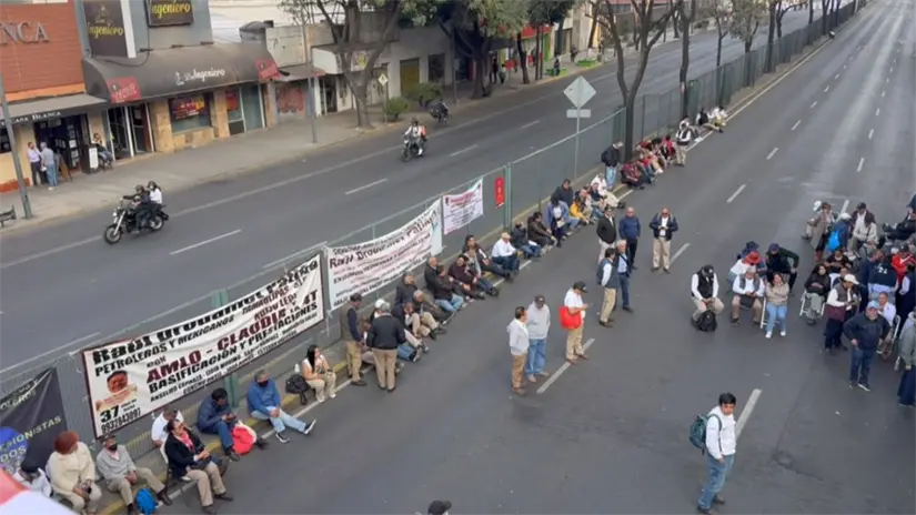 Bloqueo sobre avenida Marina Nacional por trabajadores activos y jubilados de Petróleos Mexicanos. | Foto: Luis Antonio Alfaro 