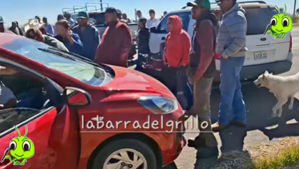 Vehículo particular intenta atravesar el bloqueo en la carretera Durango - Torreón