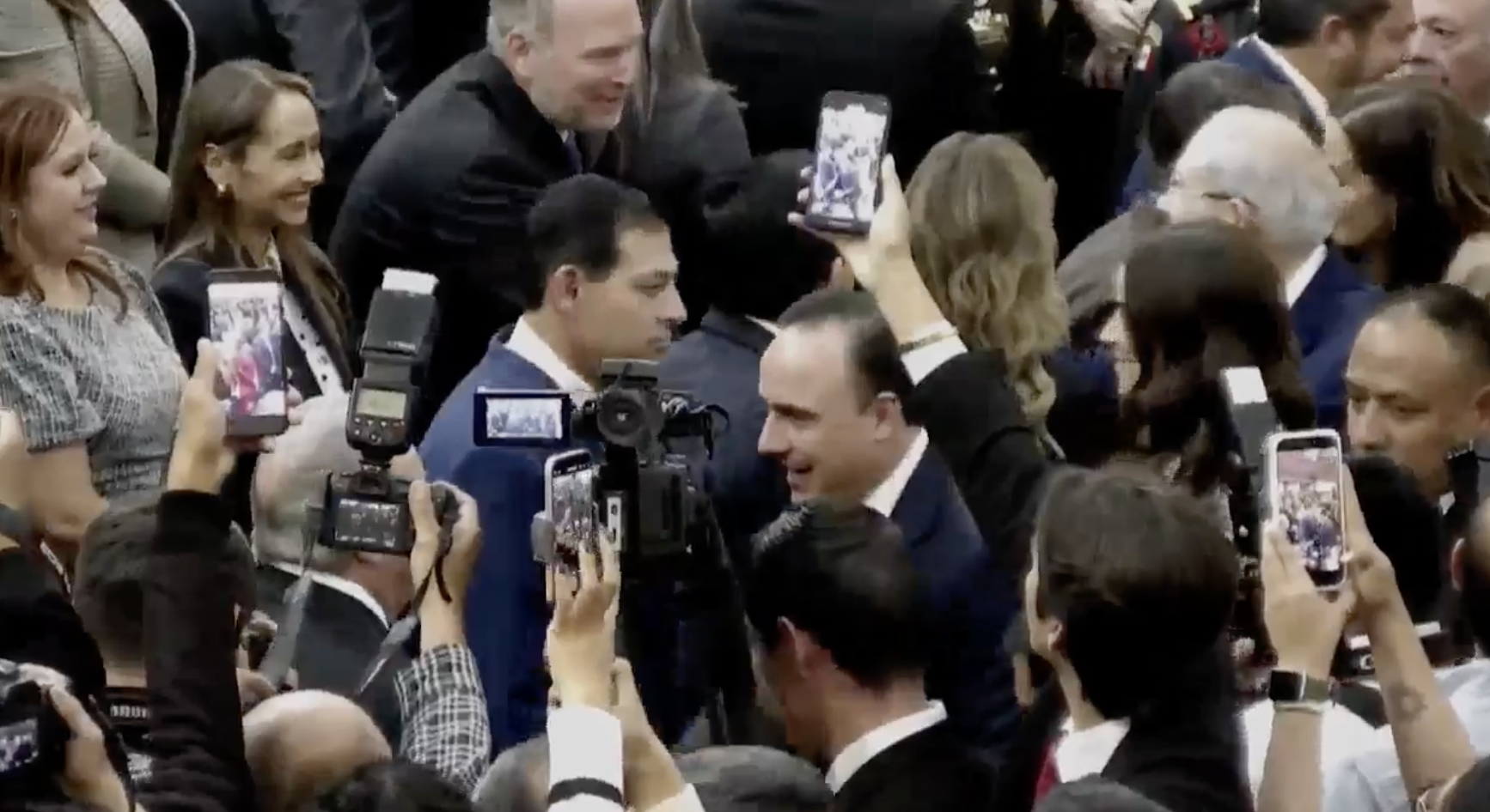 Arriba Manolo Jiménez la sala de congreso