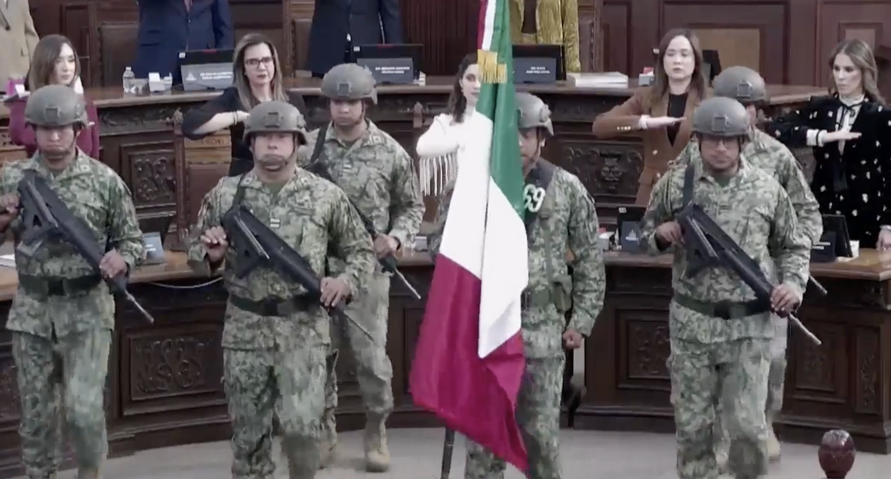 Honores a la Bandera de México previo a la presentación de resultados