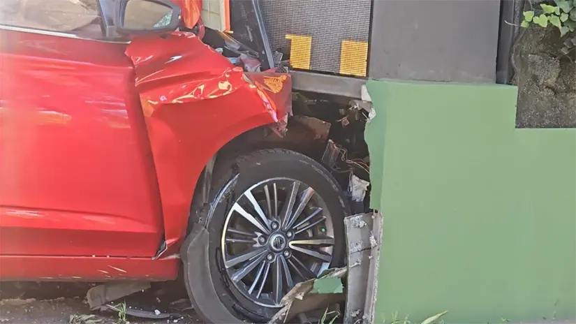 Automóvil perdida total en periférico. Foto: Ramón Ramirez