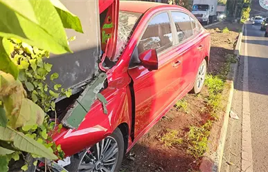 Freno de emergencia provoca aparatoso choque en Periférico; auto termina incrustado en columna