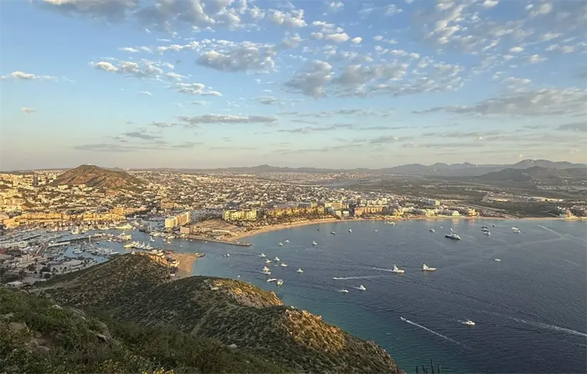 imagen recuadro Vista panorámica desde la cima del Cerro del Vigía en Cabo San Lucas, donde se aprecia el Mar de Cortés y el Océano Pacífico. Foto: AllTrails
