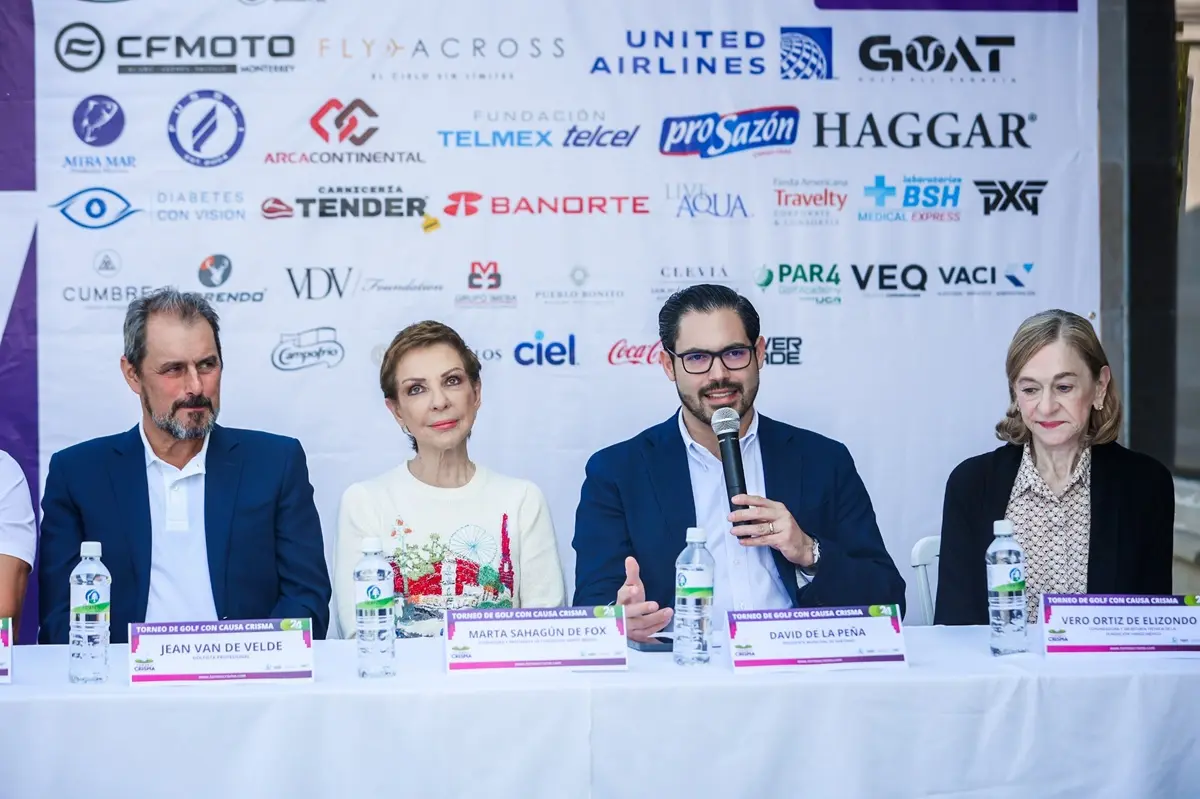El alcalde de Santiago, David de la Peña, durante la presentación de la segunda edición del Torneo de Golf con causa “Un Swing, Un Sueño”. Foto: Gobierno de Santiago
