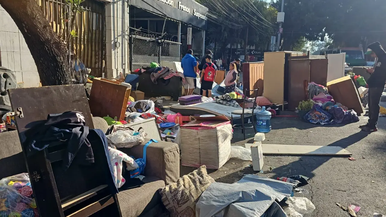 Habitantes afectados con sus pertenencias en la calle desde las primeras horas de este lunes. Foto: Ramón Ramírez