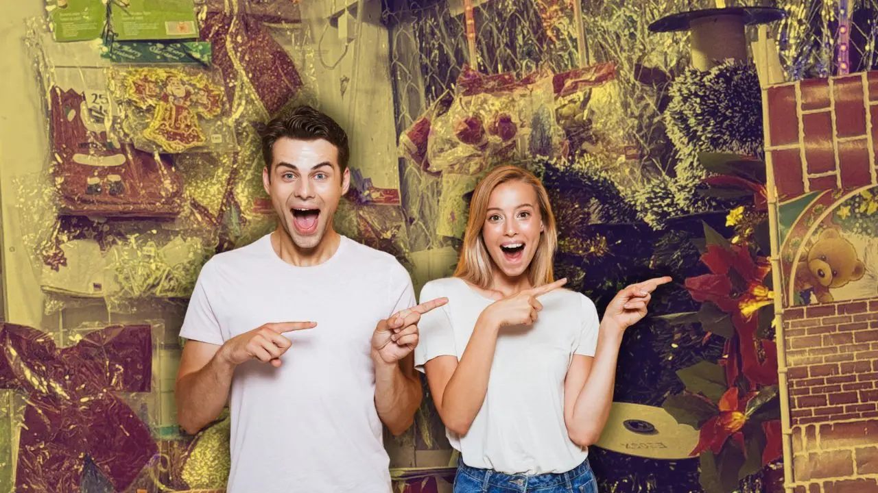 Pareja emocionada y detrás decoraciones navideñas Foto: Canva