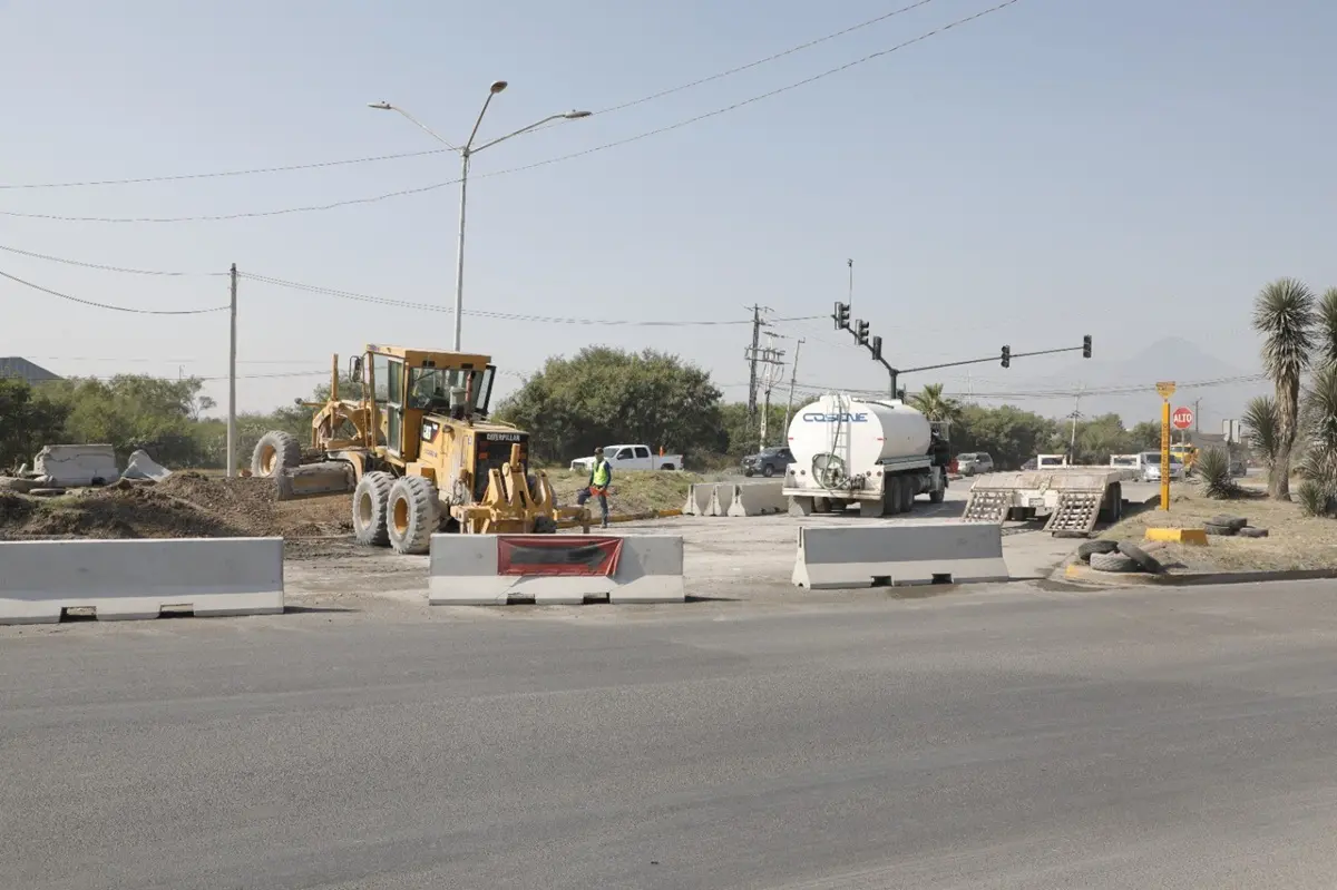 Una retroexcavadora realiza maniobras durante los trabajos de pavimentación en el Distribuidor Vial Triángulo Norte, del municipio de Escobedo, Nuevo León. Foto: Gobierno de Escobedo