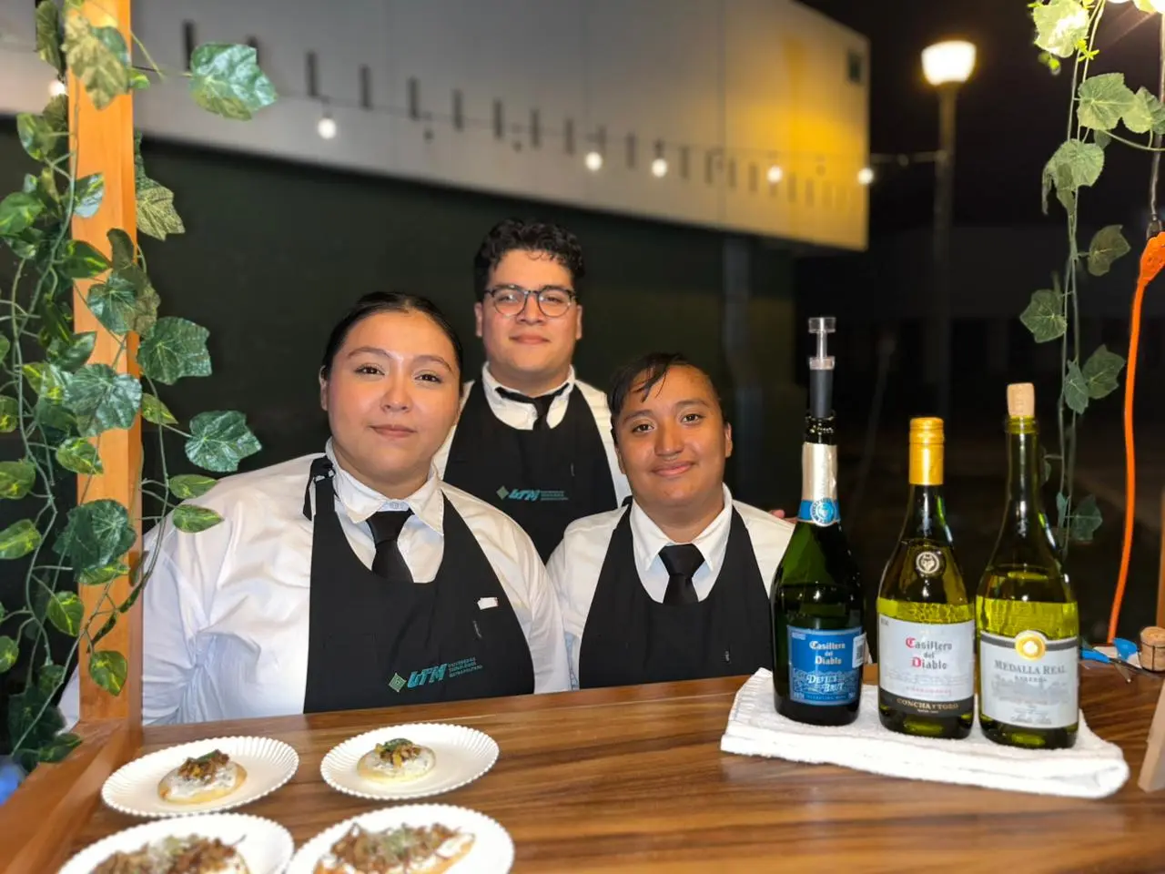 Alumnos de gastronomía de la UTM en el festival del vino y el cordero. Foto: Irving Gil