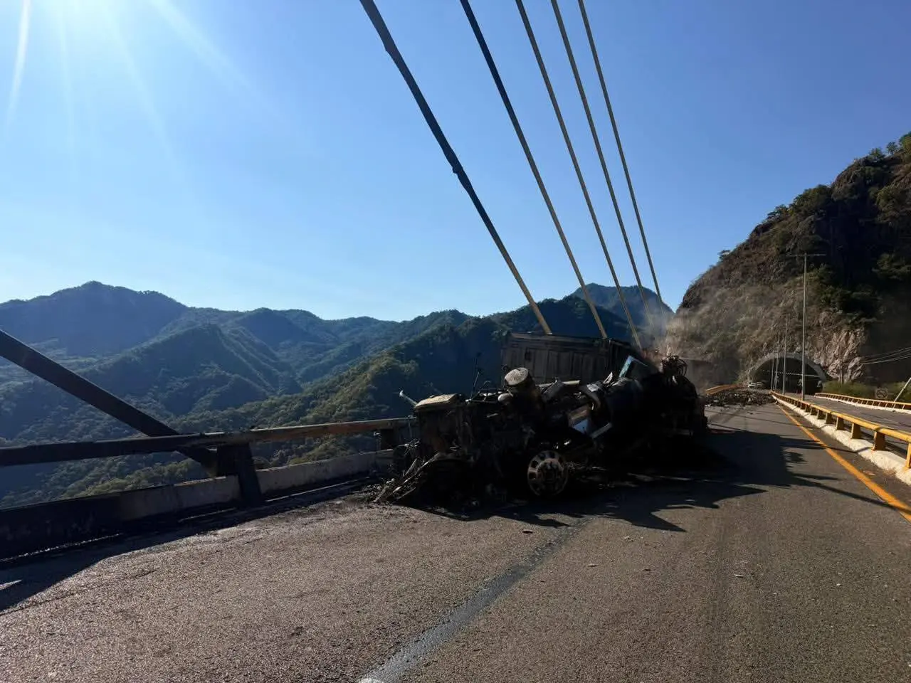 2 percances ocurridos en la Supercarretera ocasionaron el cierre temporal | Fotos: @entreveredas en X.