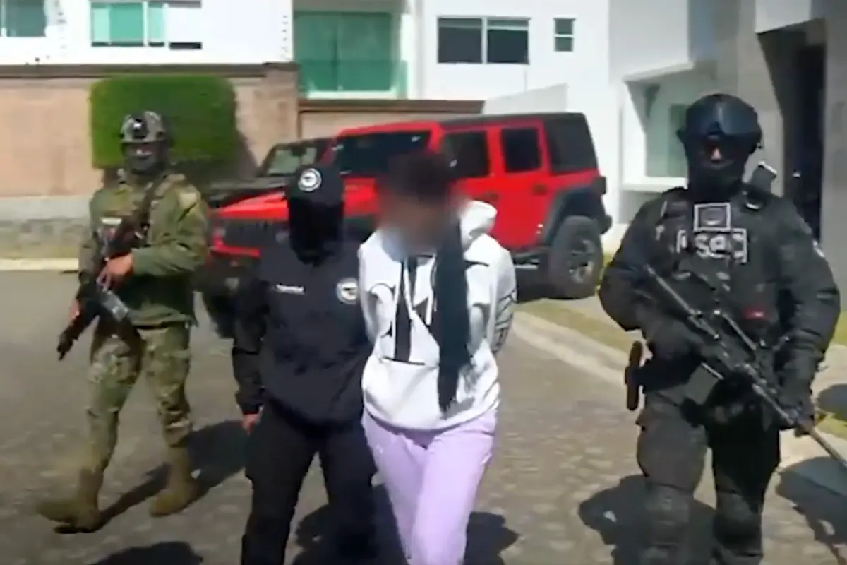 Mujer resguardada por elementos policiacos Foto: Gabinete de Seguridad