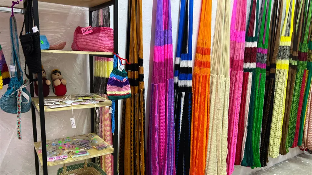 Talento artesanal del Cereso de Mérida deslumbra en la Feria Xmatkuil con hamacas hechas 100% a mano
