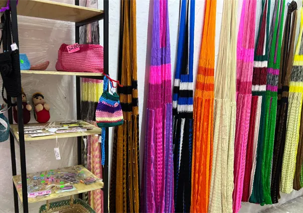 Talento artesanal del Cereso de Mérida deslumbra en la Feria Xmatkuil con hamacas hechas 100% a mano