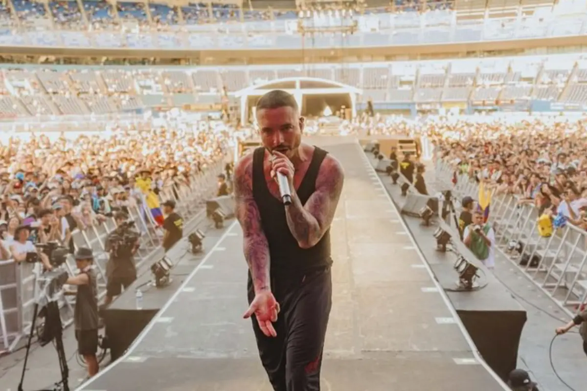 J Balvin en concierto (Foto: IG @jbalvin / Canva)