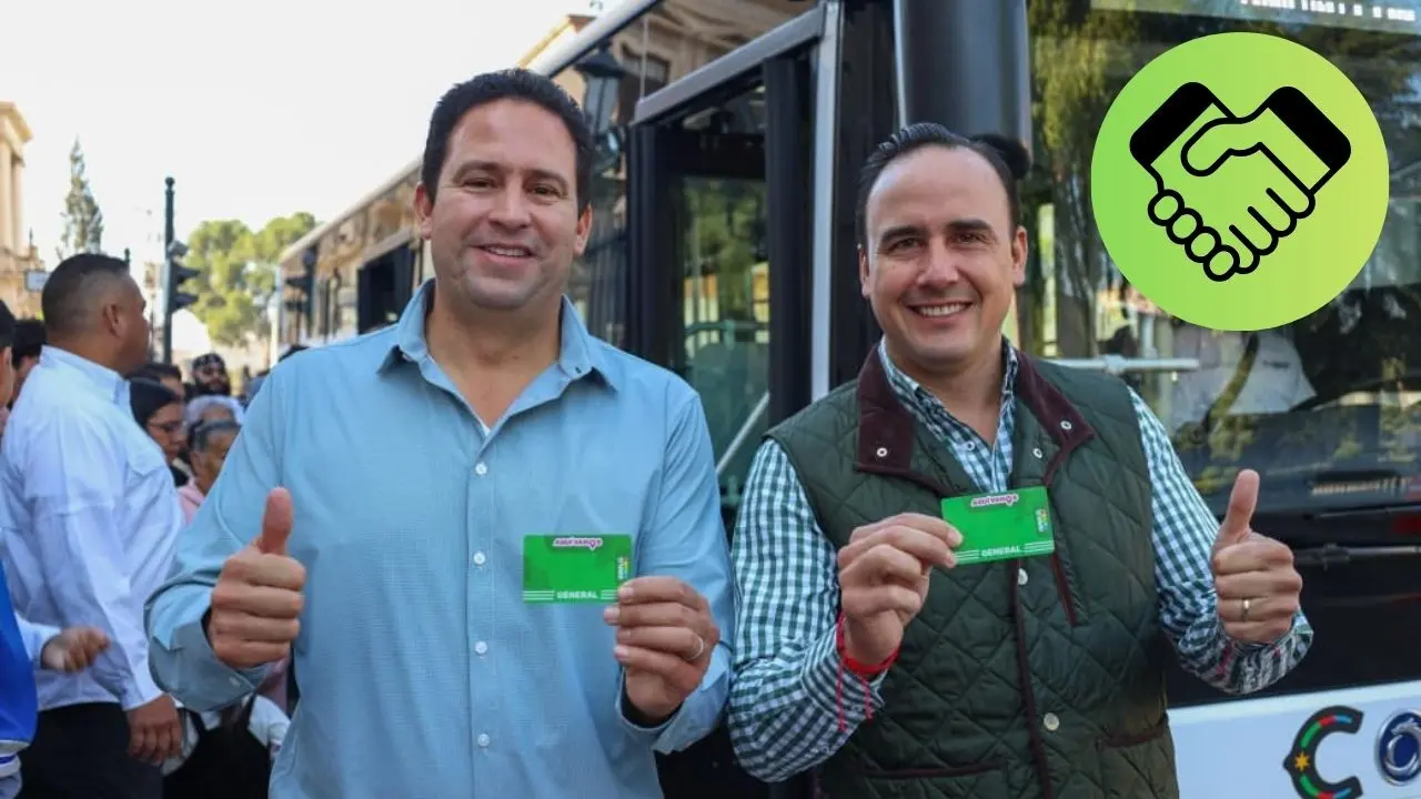 El alcalde Javier Díaz y el gobernador Manolo Jiménez con la tarjeta de Aquí Vamos Gratis. (Fotografía: Javier Díaz | Canva)