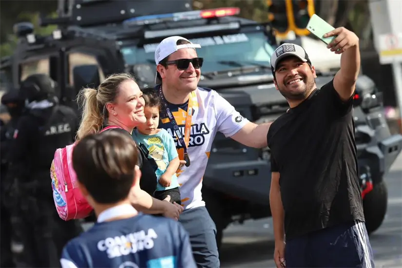 imagen recuadro El evento 5K Coahuila Seguro atrajo a más de mil 400 corredores, promoviendo la colaboración entre la policía y la ciudadanía. Foto: Gobierno de Coahuila