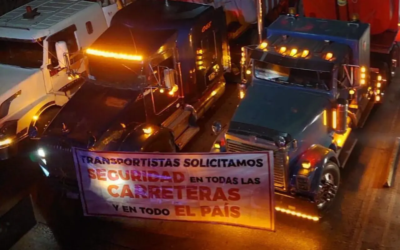 Cerca de 80 manifestantes mantienen tomados tres de los cuatro carriles de la Autopista México-Puebla a la altura de Los Reyes La Paz. Foto: X/ @luzelenachavez (Canva)