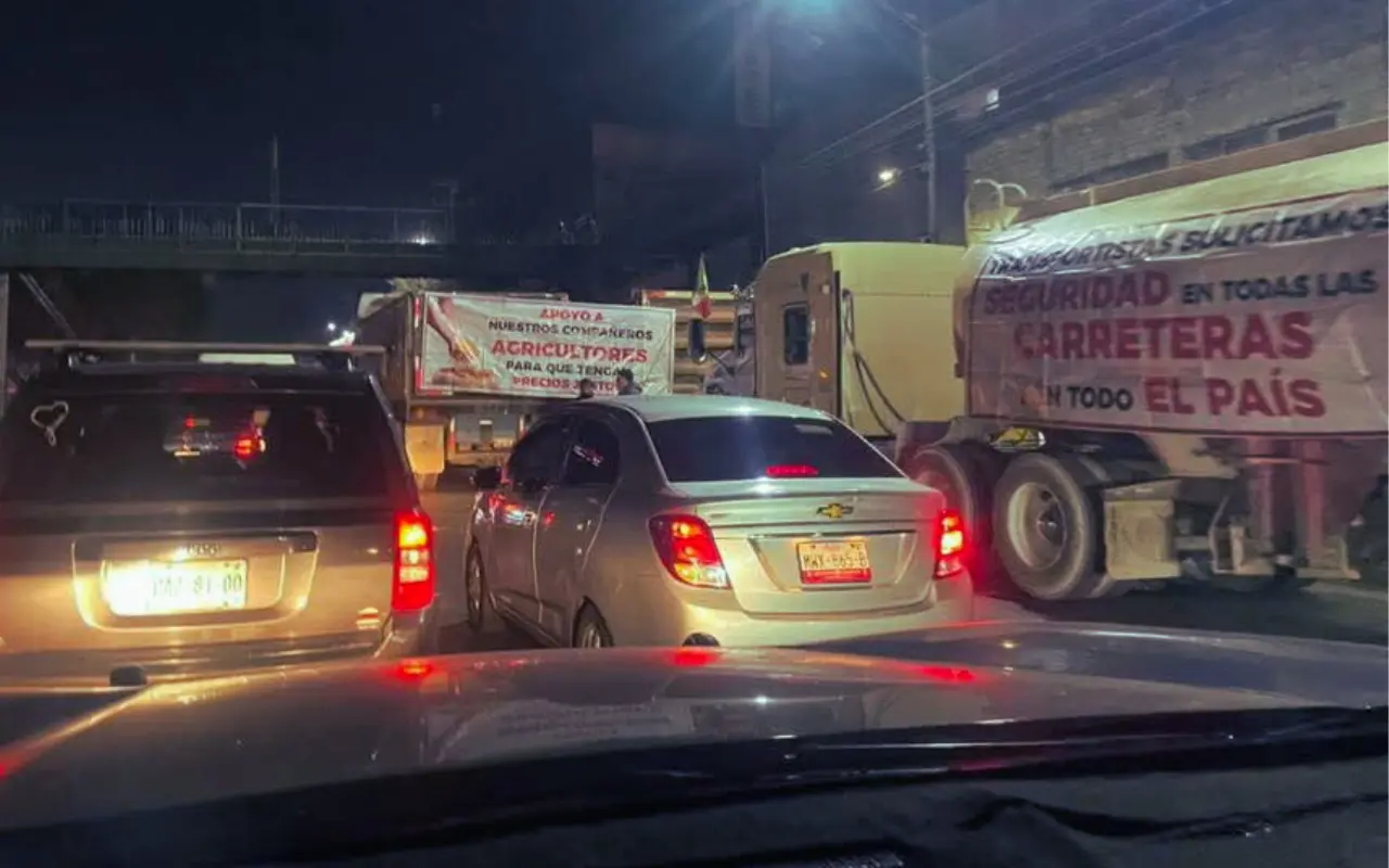 Usuarios reportan cierres sobre la López Portillo a la altura del DIF de Ecatepec. Foto: X/ @vialhermes (Canva)