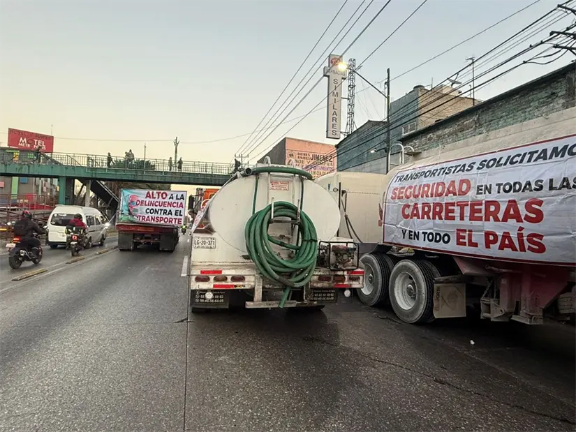 Transportistas realizan megabloqueo en accesos a la CDMX para exigir condiciones laborales, seguridad en carreteras y apoyos para el sector agrícola.    Foto: Ramón Ramírez