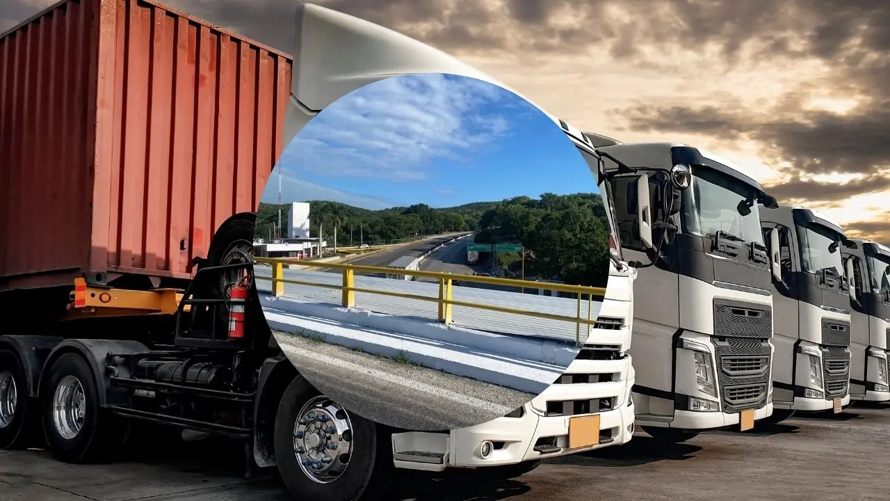 Al fondo, un grupo de camiones de carga permanecen estacionados. Al frente, aspecto de la carretera Campeche-Champotón que se encuentra en calma a pesar del anuncio de un megabloqueo de transportistas.- Fuente Canva y Punto G Noticias