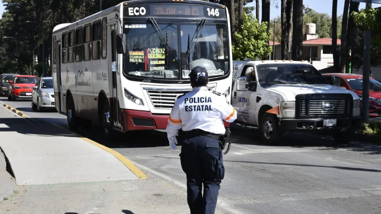 Mujer policía de tránsito de Edomex, únicos elementos de seguridad en poder aplicar multas del nuevo reglamento de tránsito. Foto: X (@SEMOV_Edome)
