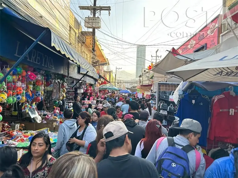 Las zonas comerciales de Monterrey lucen abarrotadas previo a la Navidad. Foto: POSTA