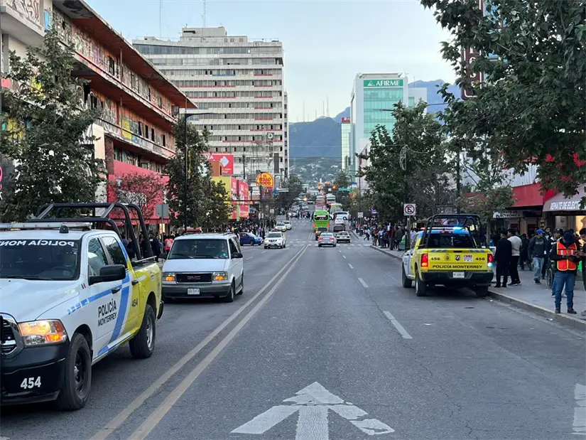 La vigilancia por parte de las autoridades aumenta en las calles del centro de Monterrey durante la temporada navideña. Foto: POSTA
