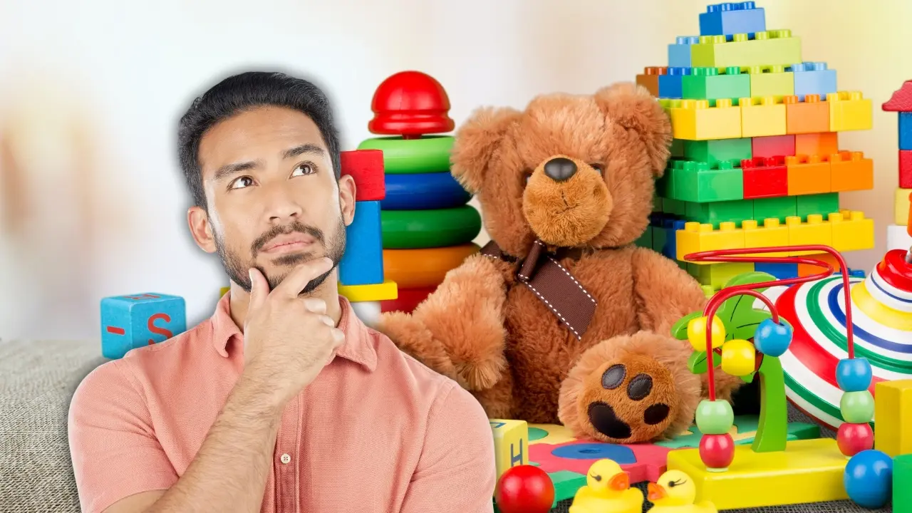 Un hombre pensando y juguetes de fondo. Foto: Canva
