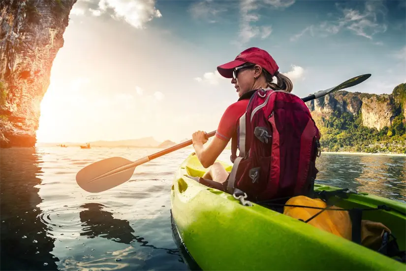 Los manglares de El Mogote ofrecen canales protegidos ideales para recorridos de baja dificultad en kayak. Foto: Biblioteca Canva