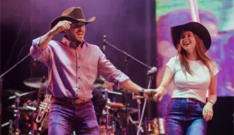 Samuel García y Mariana Rodríguez desatan euforia al bailar con Alicia Villarreal en el MacroFest