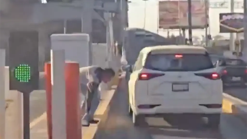 Exhiben a conductores destrozando plumas en Cuatro Caminos