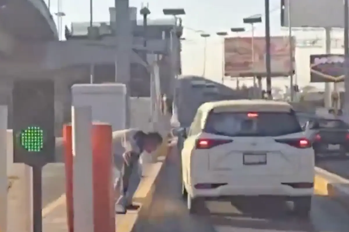 Captan a hombre romper plumilla en el Segundo Piso de Periférico. Foto: Captura de pantalla