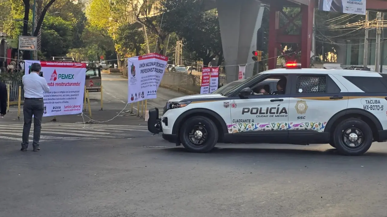 Trabajadores activos y jubilados se manifiestan ante Petróleos Mexicanos. | Foto: Luis Antonio Alfaro