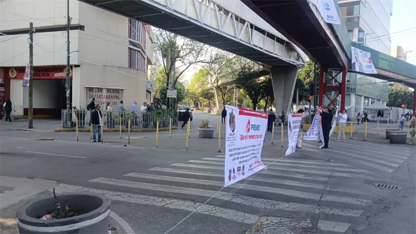Trabajadores activos y jubilados de Petróleos Mexicanos bloquean paso. | Foto: Luis Antonio Alfaro 