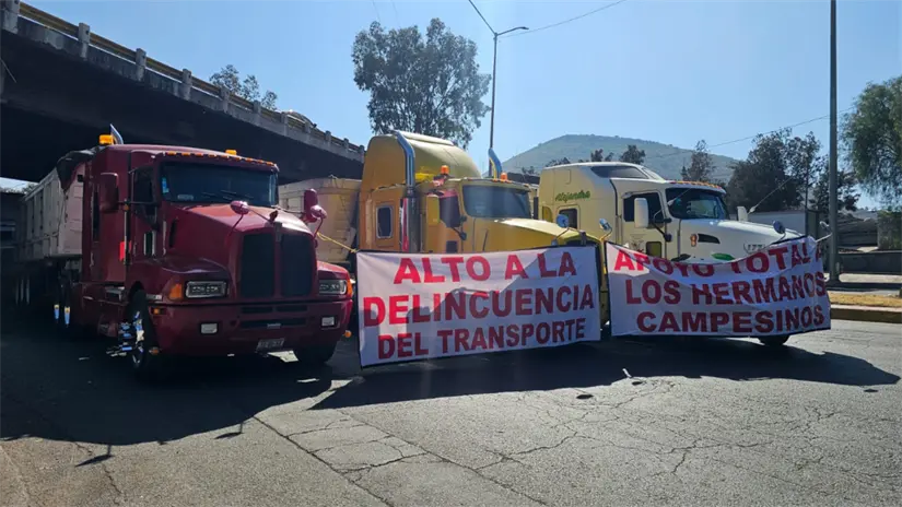imagen recuadro Transportistas bloquean carretera México-Texcoco, exigen seguridad y apoyo. | Foto: Luis Antonio Alfaro