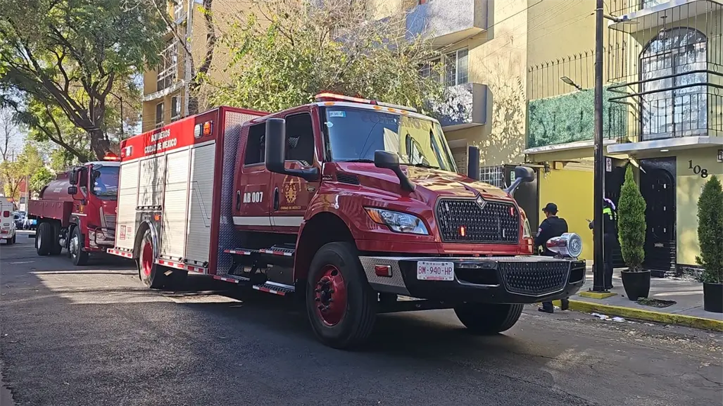 Incendio desata evacuación masiva en complejo de Santa María la Ribera, CDMX