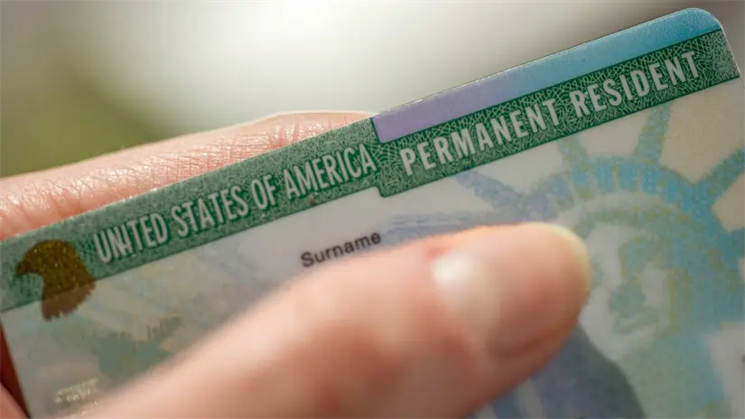 imagen recuadro Green Card, documento que autoriza a un extranjero a residir y trabajar de manera permanente en Estados Unidos, FOTO: Imagen ilustrativa (Canva)