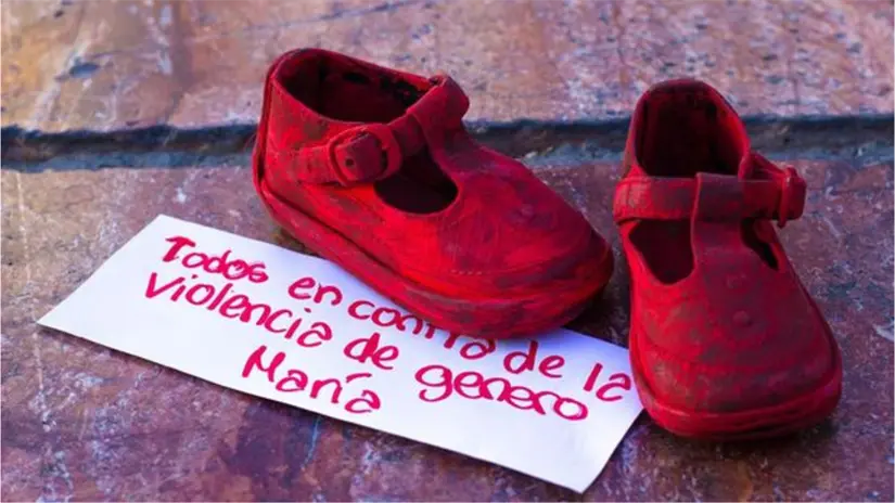 imagen recuadro performance “Zapatos Rojos”, una intervención artística en la que el color rojo simboliza la memoria de la sangre derramada por mujeres y niñas víctimas de feminicidio, FOTO: X (Andianda)