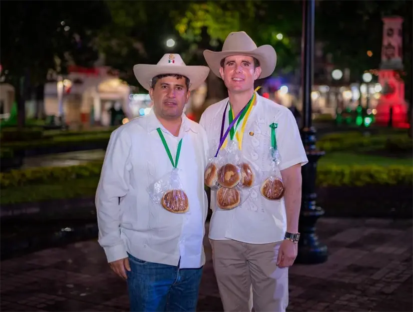 imagen recuadro Carlos Alejandro Bautista Tafolla diputado locaal de Michoacán junto al difunto exalcalde Carlos Manzo, FOTO: Facebook (Carlos Alejandro Bautista Tafolla )