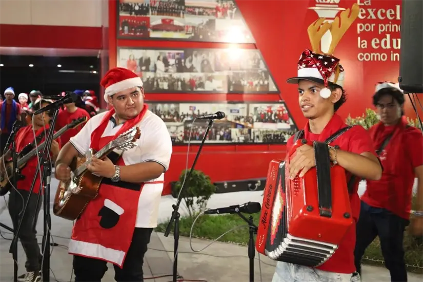 Amenizan con música encendido de pino en FACPYA. Foto: UANL.
