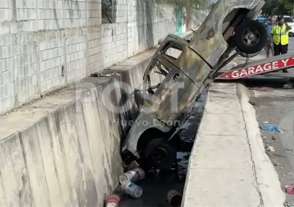 VIDEO I Asalto violento en Monterrey: Padre e hijo son atacados y les incendian su camioneta en La Alianza