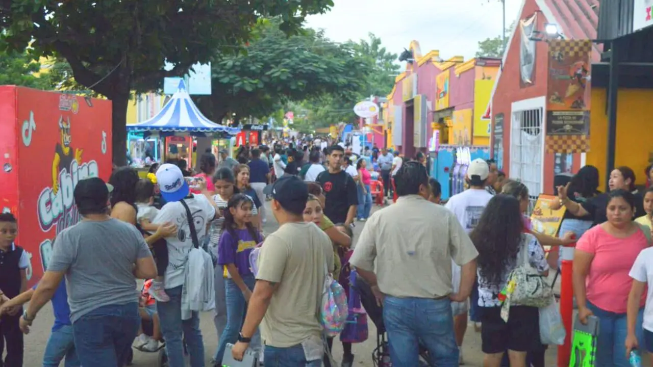 Aspecto de la afluencia de visitantes que ha registrado la feria Yucatán Xmatkuil 2025 en una de sus jornadas de actividad.- Fuente Feria Yucatán
