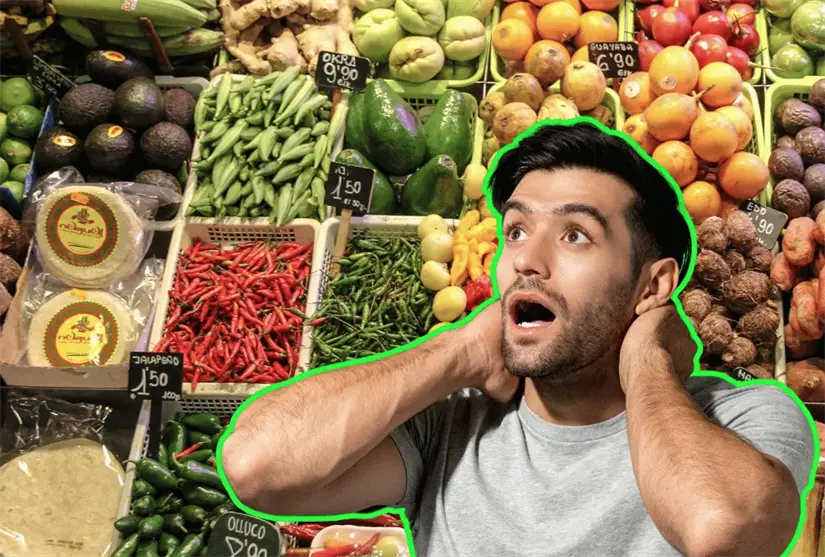 Hombre viendo frutas y verduras en mercadito. Foto: Canva.
