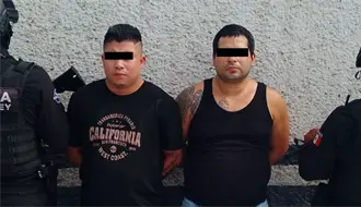 Policía de Monterrey detiene a dos hombres armados en el Centro